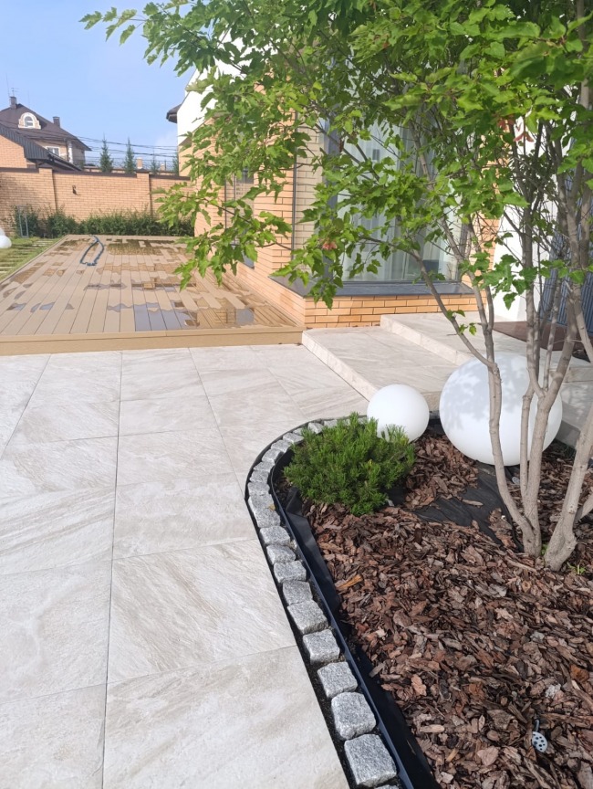 Благоустройство территории частного дома с использование крупноформатного керамогранита и колотого Камбулатовского гранита, г. Иркутск, 2025 г. 2025г. 